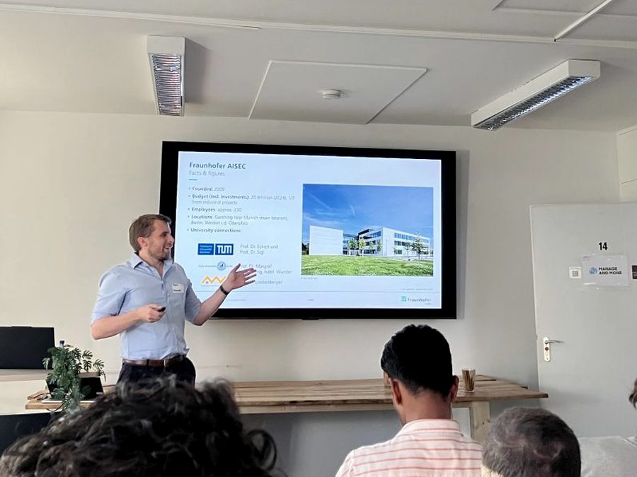 Pascal Debus presenting at a Munich meetup