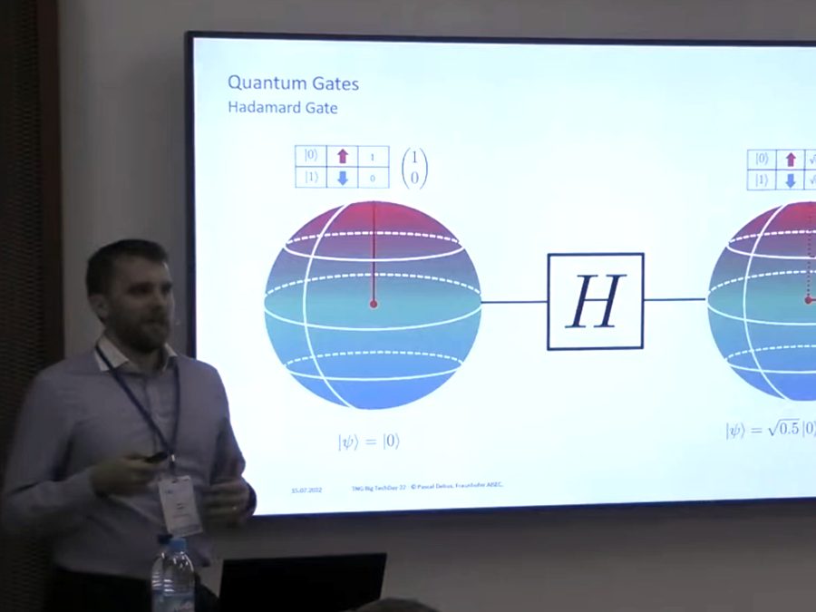Pascal Debus explaining the Hadamard gate